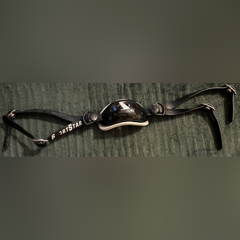 BOYS SCHUTT HARD CHIN STRAP
USED FOR ONE SEASON
ONE STRAP SHOWS SLIGHT WEAR